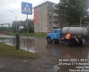 В Омске продолжают ликвидировать подтопления на дорогах