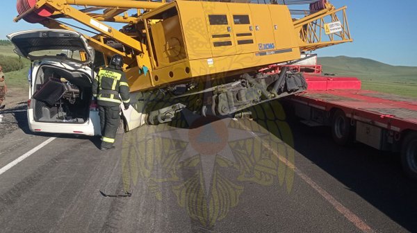 Автокран упал на минивэн на трассе А-350 в Забайкалье: двое погибли